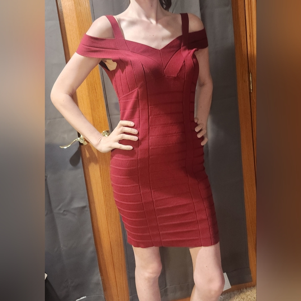 Guess Elegant Burgandy Off-Shoulder Bandage Bodycon Dress